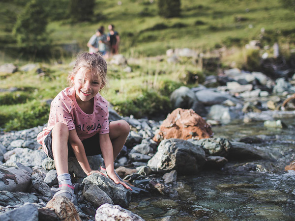 family hikes in saalbach