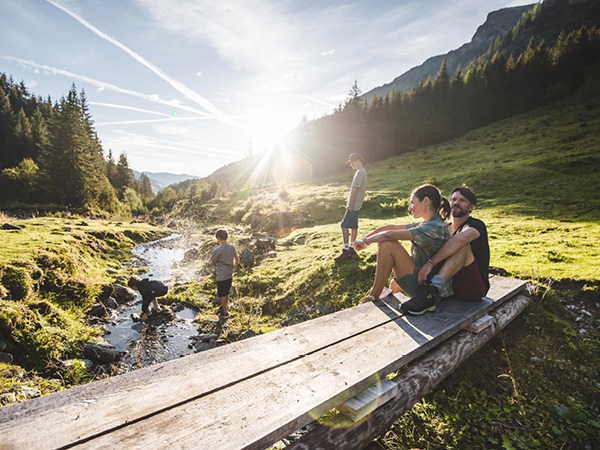 family hikes in saalbach